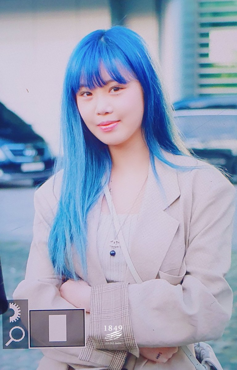 yuqiarchives's tweet photo. not yuqi but SOOJIN BLUE HAIRED https://t.co/M7Y27zxMPX