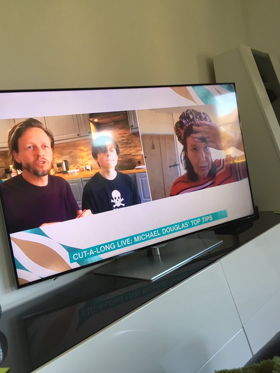 Midlifemayhem's tweet photo. @thismorning the funniest thing was watching @The_Real_JSP cutting her fringe ... i can relate as have a fringe &amp; am left handed  !! 😂 https://t.co/AwRWjUoO0o