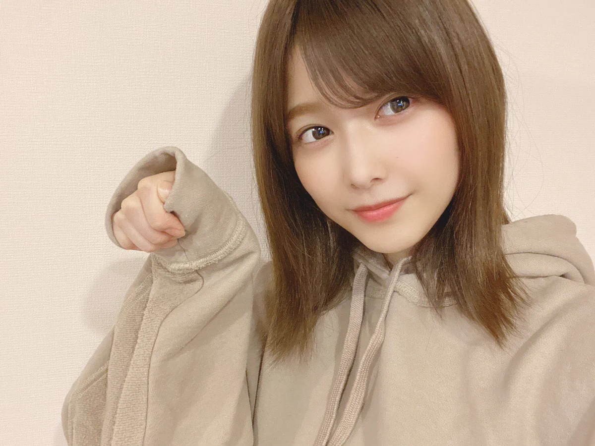 欅坂46渡邉理佐1st写真集「無口」大好評発売中【公式