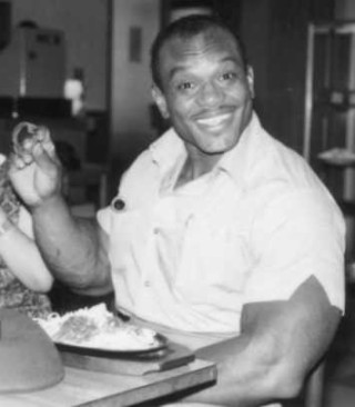 レッドキング V Twitter はい ボディビル界で 神話 と言われるセルジオ オリバ氏がモデルになってますね コンテストに参加する時は 極限まで体を絞っている為か 普段着を着ている姿の方が刃牙のオリバに近い感じがしますね T Co Jwkrcqgxmb