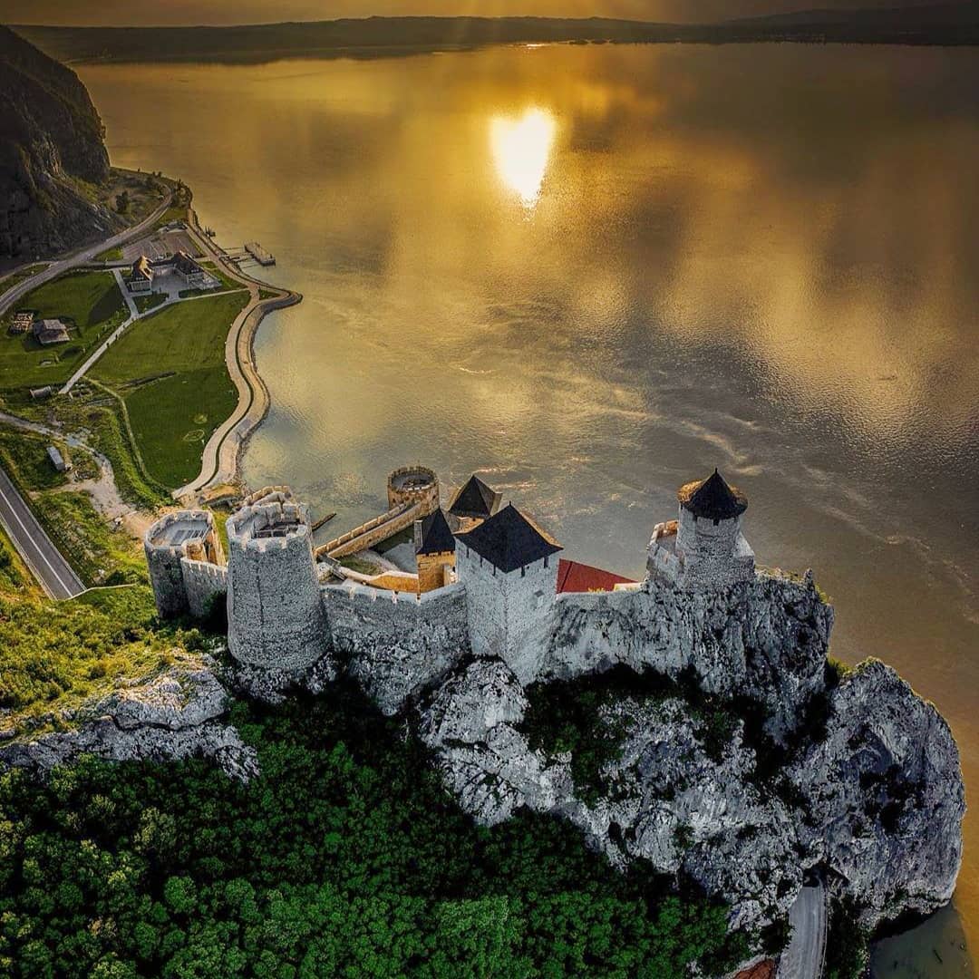 RalePrometix's tweet photo. Golubačka tvrđava, srednjovekovni utvrđeni grad u istočnoj Srbiji. Nalazi se na visokom liticama na samom ulazu u Đerdapsku klisuru. 

#putovanje #srbija #istocnasrbija #svetputovanja #travel #holiday #travelguide #putovanja #serbia #visitserbia #picoftheday #golubackatvrdjava https://t.co/jGYnf8SIGd