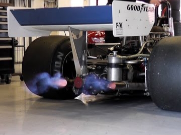 A simple (and semi comprehensive) thread on   #F1 exhausts and their blown effects.Designers have learnt to cope with the exhaust& #39;s heat rejection and take advantage of their blowing gasses.