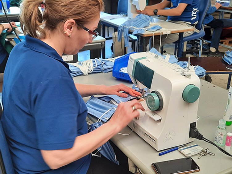 Waar normaal gesproken automatten worden gestikt, werkt @IBNnl nu aan de productie van (herbruikbare) mondkapjes en schorten voor de zorg. Dankzij samenwerking met  <a href="/ASSISTzorg/">ASSIST</a> en Van Dijk Holland kwam deze belangrijke productie op gang. #waardevolwerk ibn.nl/nieuws/van-aut…