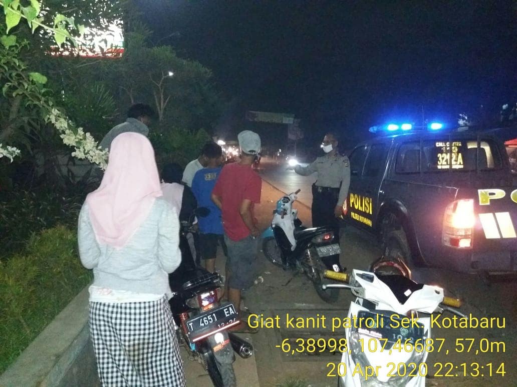 Giat Patroli Ktbru, tlh melksnkn Giat Patroli Dialogis dan smbng utk antisipasi terjdinya Curat, Curas dan curanmor serta Gukamtibmas lainnya di Dpan RS. IZZA pinggir Jl. Raya Ckp-Tirtmulya ds Ckmpk Utara  Kc. Ktb Kab. Krw mmbubrkn Skelmpk anak muda yg sdng nngkrng

#humasreskrw