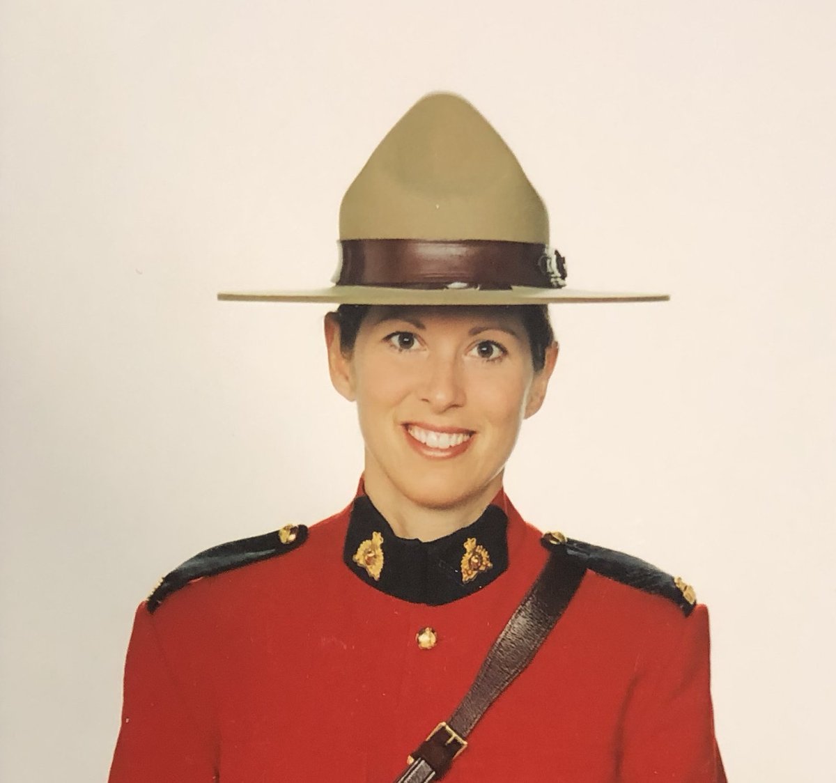 GuelphPolice's tweet photo. Today, members of the #GuelphPoliceService mourn the loss of Constable Heidi Stevenson, who died in the line of duty. We are sending our heartfelt condolences to our colleagues in #NovaScotia, and our thoughts are with all those impacted by this senseless tragedy. #HeroesInLife https://t.co/wyqaoCgUZa