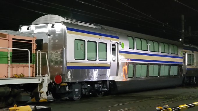 【横須賀線・総武快速】初めてE235系1000番台グリーン車がJ-TREC横浜事業所を出場　今後は新津で普通車を連結する予定