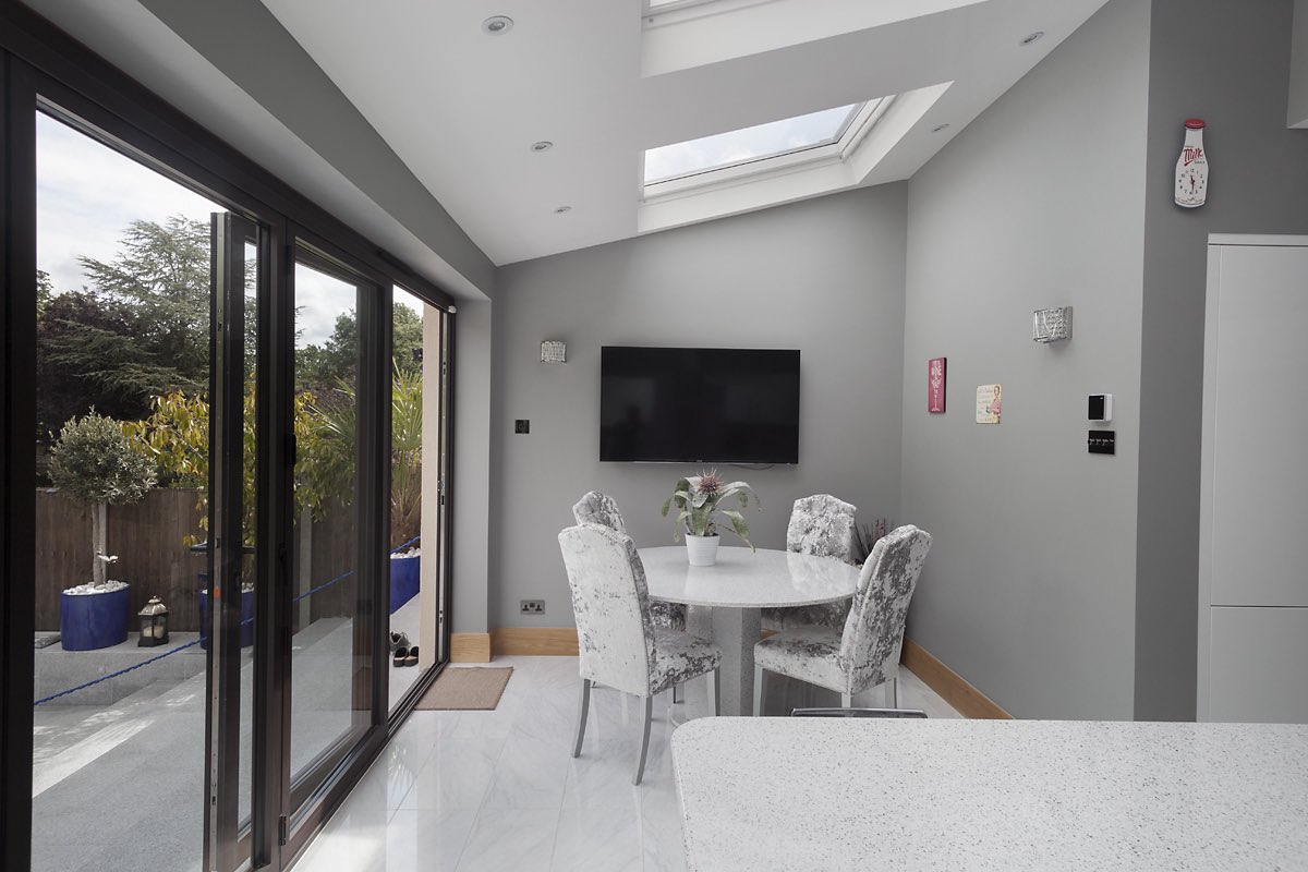 SLLofts_Ltd's tweet photo. Beautifully finished off rear kitchen extension, with 2 story side extension

#extension #kitchenextension #bifolddoors #velux #se9 #eltham #planningpermission #newkitchen #underflooringheating https://t.co/jRwcH37fAI
