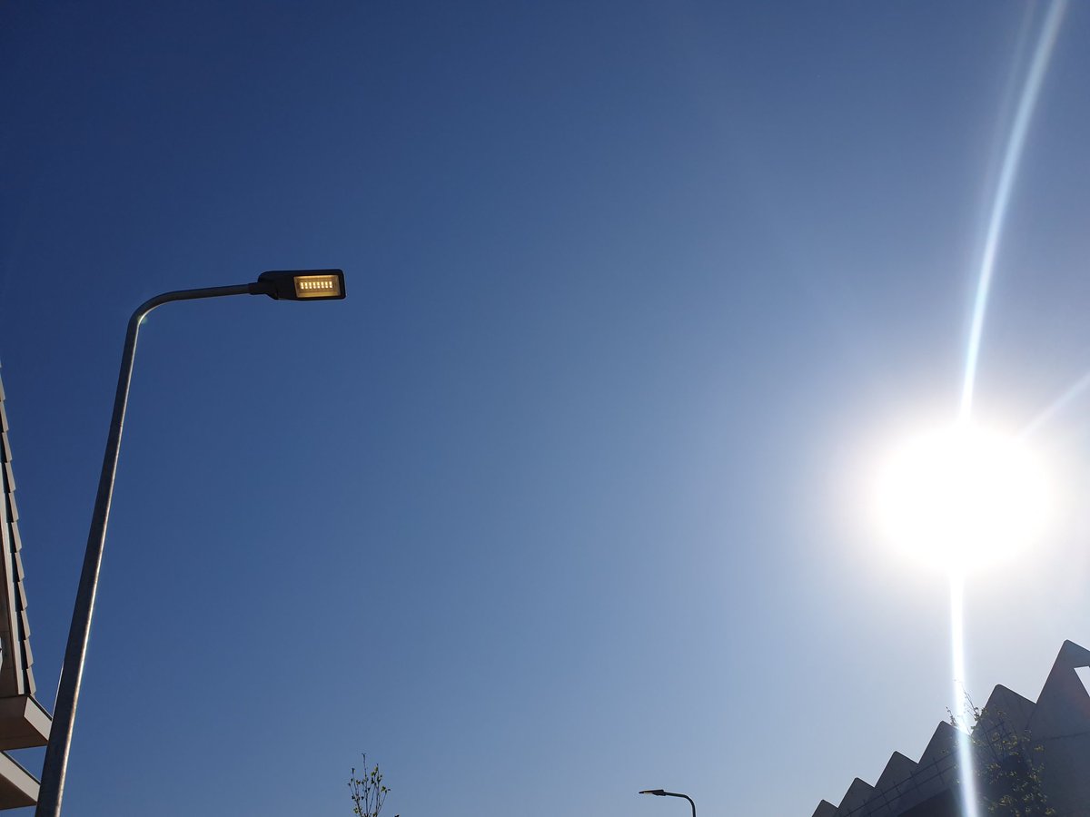 rm_hartog's tweet photo. @Lansingerland Toen uw collega's langskwamen waren de lampen inderdaad uit, inmiddels zijn ze weer aangegaan (rond 17.30?)… Het zonnetje schijnt nog flink... https://t.co/3G2kBGX77m
