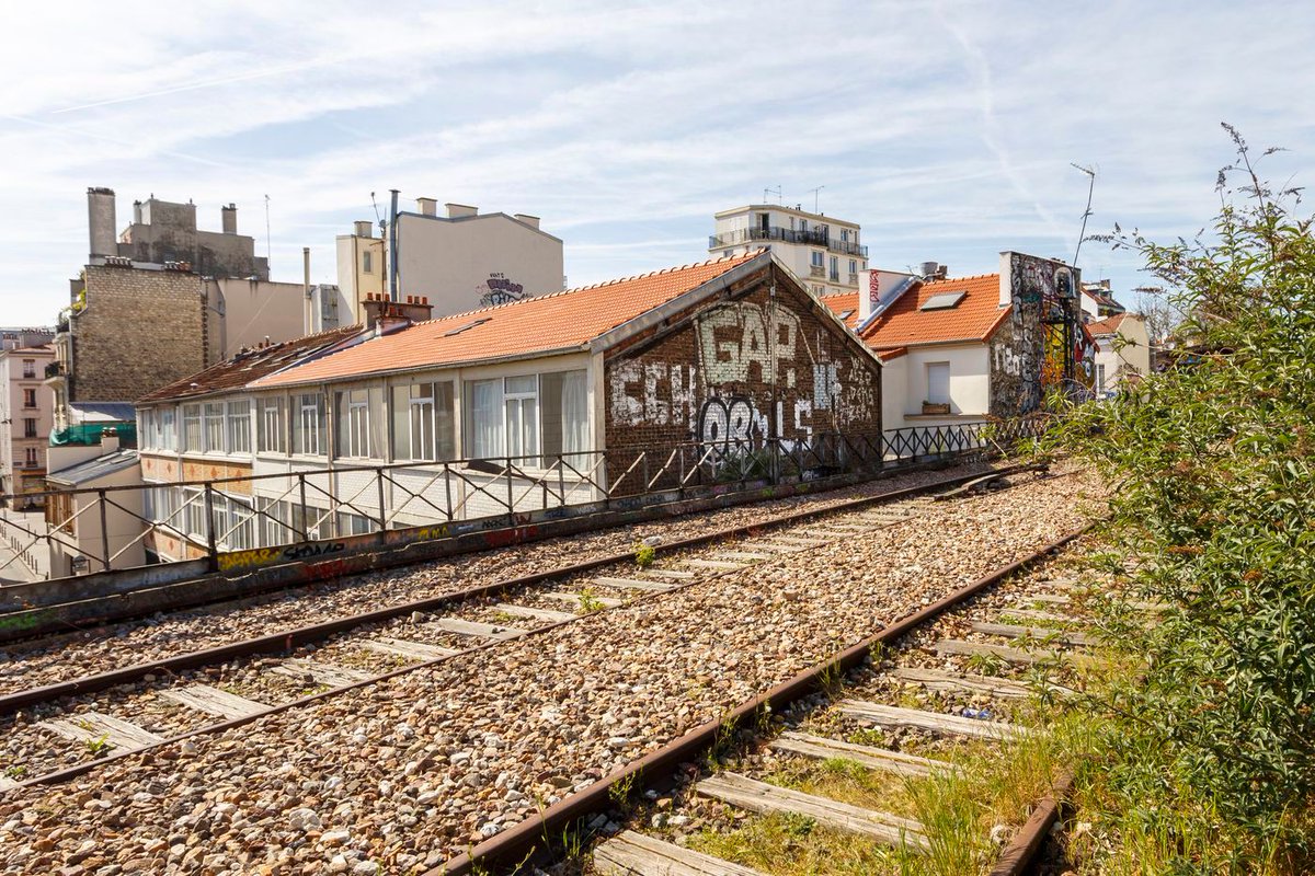 Petite devinette du lundi : à votre avis, où cette photo a-t-elle été prise et à côté de quelle gare ? Et en quelle année cette section de la Petite Ceinture a-t-elle été inaugurée ? À vous de nous le dire ! 😄
Photo via JNL