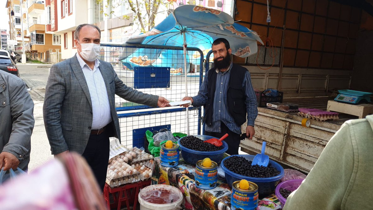 ticilbingol's tweet photo. Koronavirüs salgını ile mücadele kapsamında mahalle/semt pazar yerlerinde tedbirlerin uygulanmasına yönelik aralıksız devam eden denetim  ekibimize İl Müdürümüz Abdulvahap Tanık eşlik ederek pazar esnafına maske dağıttı.Pazarın taleplerini dinledi. 
@bingolvaliligi @VahapTanik https://t.co/mjjJ5qvGQ0