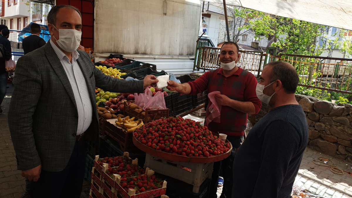 Bingöl Ticaret İl Müdürlüğü (@ticilbingol) on Twitter photo Koronavirüs salgını ile mücadele kapsamında mahalle/semt pazar yerlerinde tedbirlerin uygulanmasına yönelik aralıksız devam eden denetim ekibimize İl Müdürümüz Abdulvahap Tanık eşlik ederek pazar esnafına maske dağıttı.Pazarın taleplerini dinledi.
<a href="/bingolvaliligi/">T.C. Bingöl Valiliği</a> <a href="/VahapTanik/">Vahap Tanık</a> Koronavirüs salgını ile mücadele kapsamında mahalle/semt pazar yerlerinde tedbirlerin uygulanmasına yönelik aralıksız devam eden denetim ekibimize İl Müdürümüz Abdulvahap Tanık eşlik ederek pazar esnafına maske dağıttı.Pazarın taleplerini dinledi.
<a href="/bingolvaliligi/">T.C. Bingöl Valiliği</a> <a href="/VahapTanik/">Vahap Tanık</a>