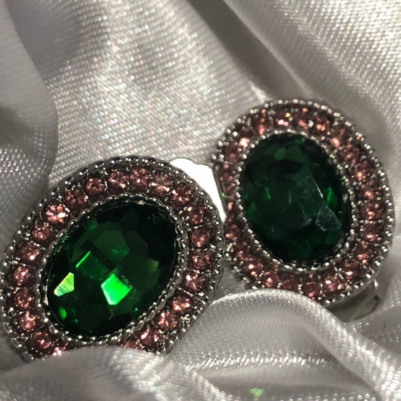 jendemusis's tweet photo. So good I had to share! Check out all the items I'm loving on @Poshmarkapp #poshmark #fashion #style #shopmycloset #versace: https://t.co/QKkwjh0ZCz https://t.co/JpFBuQ11Ro