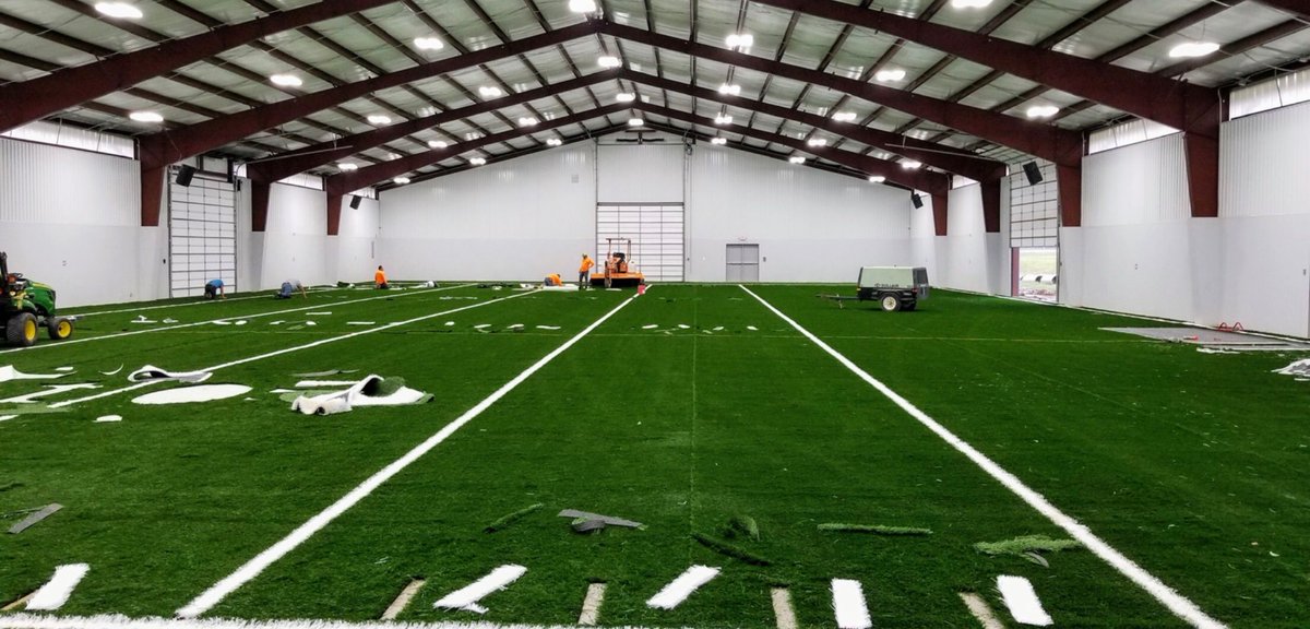 Symmetry_Sports's tweet photo. Did you know we also install #indoorturf? Well, we do! Here an in action shot of the install at Chisum’s indoor field. 
.
#symmetrysports #onourfield #turf #footballturf #baseballturf #softballturf #soccerturf #track 🏈⚾️🥎⚽️🏃🏻🏃🏼‍♂️🏅🥍☀️🏃🏼‍♀️ https://t.co/sFniybOqKM