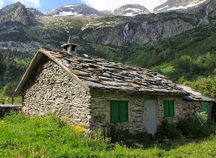 barrabescom's tweet photo. La Cabaña de Turmo, en Benasque, forma parte de la memoria colectiva de este país por la canción 20 de abril del 90, de Celtas Cortos. Hoy hace 30 años, y la banda, junto a otros músicos lanza la versión COVID-19, para colaborar con Médicos sin Fronteras https://t.co/knKGRy6n4Y https://t.co/P83Y1IZ877