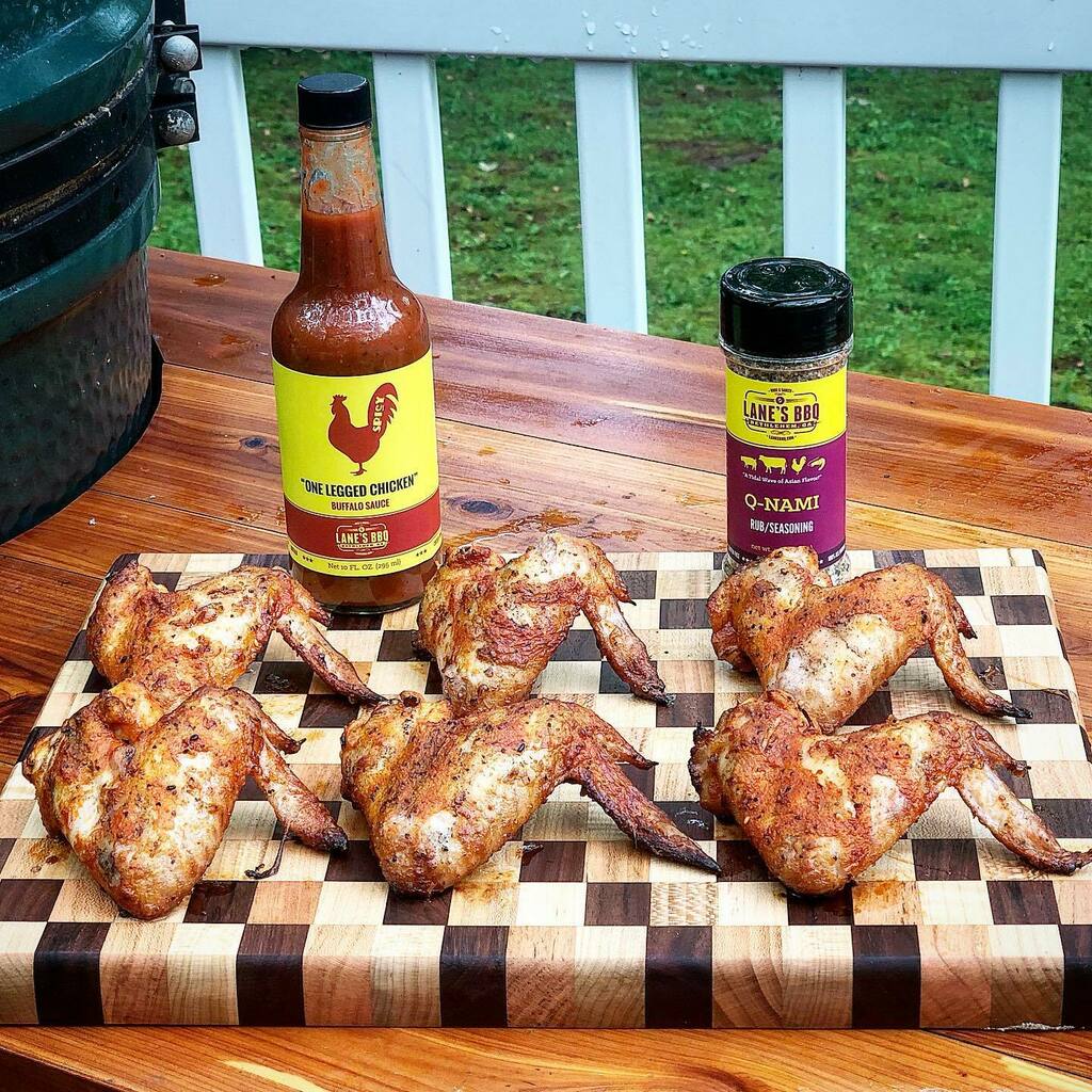 jjgeorgeoutdoor's tweet photo. @lanesbbq Double Down on chicken wings #qnami + #oneleggedchicken = dynamite 🧨 🐓 🍗 .
.
#jjgeorgeoutdoor #lanesbbq #hotsauce #biggreeneggtable #grilltorch #biggreenegg #greenegg #kamado #backyardbbq #Egghead #bgenation #kamadojoe #primogrills #madein… https://t.co/6GCiQGMuIa https://t.co/K1VLpZsKYy