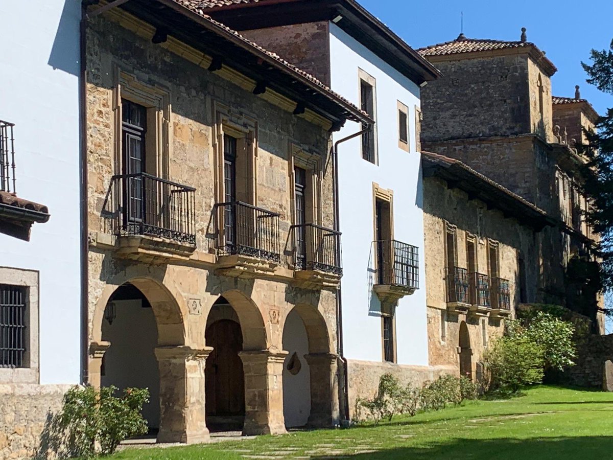 Mientras esperamos a poder abrir las puertas de nuevo y poder recibiros a todos de nuevo, seguimos trabajando en la fachada, los interiores, el jardín, la capilla... #biendeinterescultural #monumento #casafamiliar #empresafamiliar #eventosenasturias #palaciodemeres