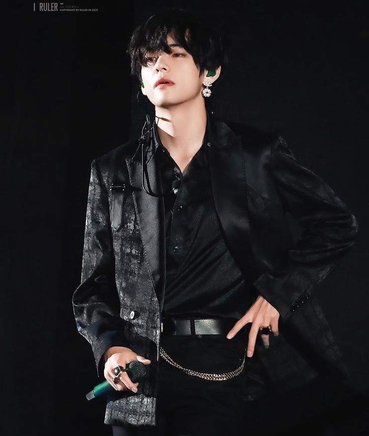 Taehyung             TaehyungWearing      VS      WearingOversized             FittingClothes              Clothes      ________ a thread