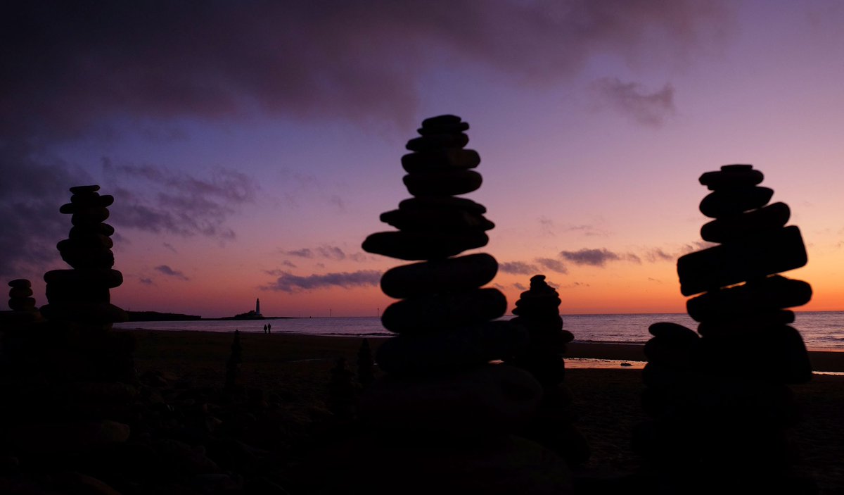 itvtynetees's tweet photo. Wow...😮 have you seen the stacks of pebbles on the beach at #WhitleyBay in #NorthTyneside? 

While people have been taking their daily #lockdown exercise, they’ve been adding pebble sculptures - which have now transformed the beach! 🌊 
📸: @owenhumphreys1 https://t.co/z8SL2hPxL2