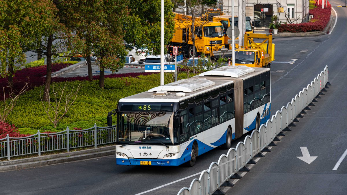 ConcordeLFPG's tweet photo. The last diesel-powered hinged city bus in Shanghai by Young Man in cooperation with Neoplan. Model: JNP6180G, numbering Q4A in the company. And until now, they have been used for 12 years, which means they will be scrapped soon. https://t.co/w8ZGRtKbax