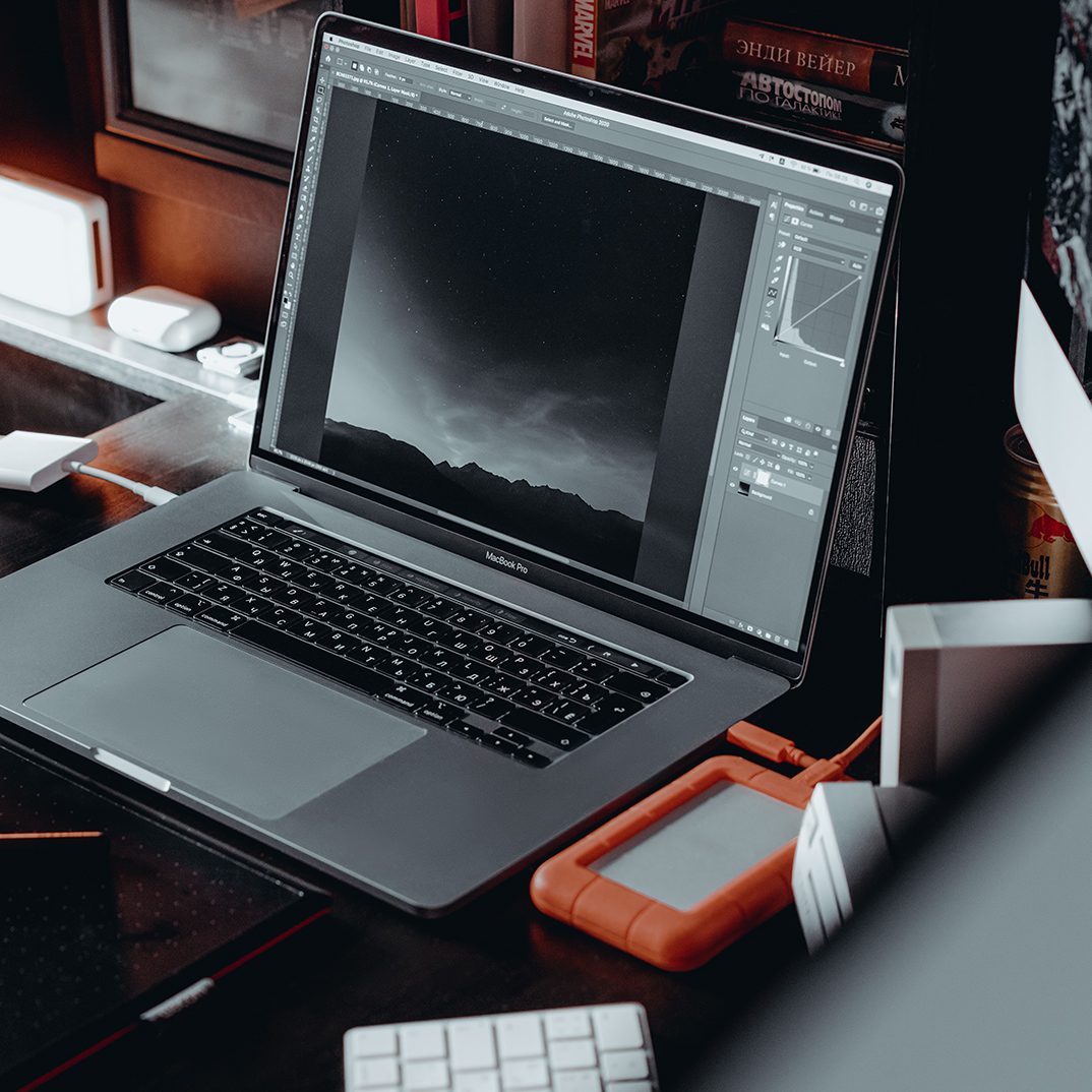 denbych's tweet photo. Вчера сам с собой запустил челлендж #quarantineworkspace, суть которого показать свое самоизоляционное рабочее пространство. Пока что участвую я и я, но вы можете присоединиться:
https://t.co/uBKV17YB7p https://t.co/JgM0t5u8Ve