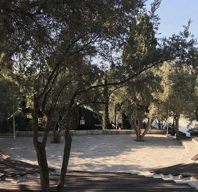 Ali Poyrazoğlu, "Ödünç Yaşamlar" isimli kitabında şöyle der: “Türkiye’deki en güzel tiyatro İzmir’de, Amerikan Koleji’nin bahçesindeki amfitiyatrodur...ve bu sahnede oynamak çok özel bir şeydir.” En kısa sürede yine güzel amfimizde bir araya gelmek dileğiyle🙏İyi haftalar!