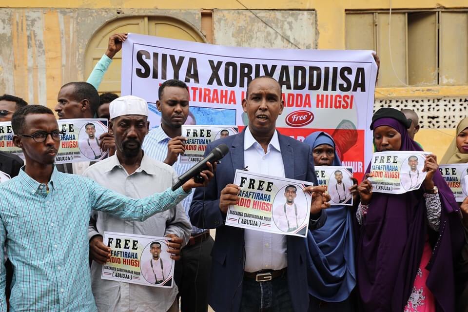 HafpostA's tweet photo. اتحاد الصحفيين الصوماليين ينظم وقفة في العاصمة #مقديشو لمطالبة السلطات بالإفراج عن الصحفي عبد العزيز أحمد جوربيي والذي اعتقل مؤخرًا على خلفية نشر معلومات مغلوطة تتعلق بمستجدات فيروس كورونا https://t.co/d1mvBk6zOc
