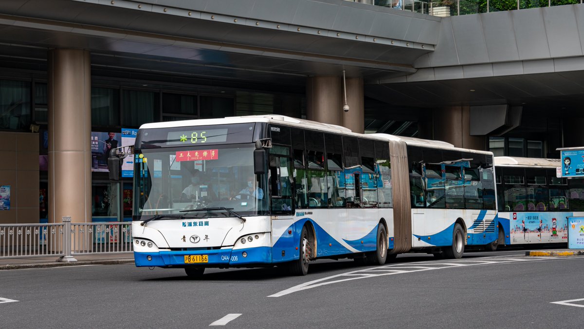 ConcordeLFPG's tweet photo. The last diesel-powered hinged city bus in Shanghai by Young Man in cooperation with Neoplan. Model: JNP6180G, numbering Q4A in the company. And until now, they have been used for 12 years, which means they will be scrapped soon. https://t.co/w8ZGRtKbax