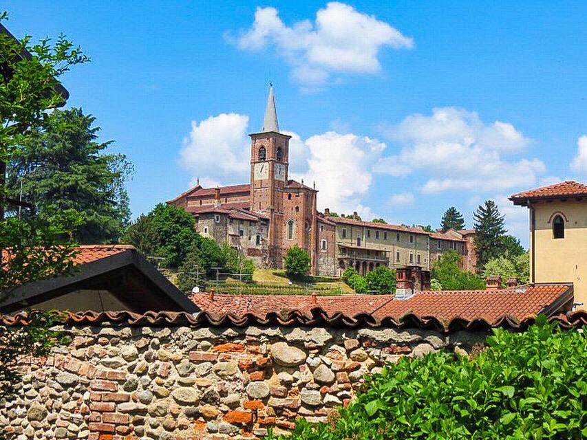 'Sta in cima al colle la Collegiata, bella come una cattedrale e sintesi di tutta la nostra Storia. Essa è perenne richiamo a chi nella valle ...in alto guarda e ripensa...' (E. Cazzani)

#ScelgoUnaCittà per #CasaLettori:
#CastiglioneOlona, prima #cittàideale dell #Umanesimo