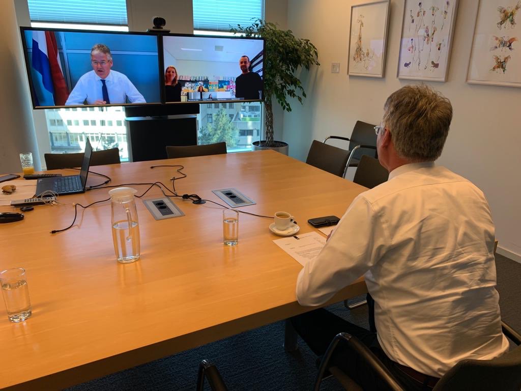 arieslob's tweet photo. Op uitnodiging van schoolleider Jaco van den Dool virtueel werkbezoek gebracht aan OBS De Pijlstaart, Vinkeveen. Meegekeken bij online lessen groep 4 en 8. Eén docent geeft uitleg, 2 collega’s beantwoorden (chat) vragen van leerlingen. Ook met docenten en  leerlingen gesproken. https://t.co/kCVW9ch8oH