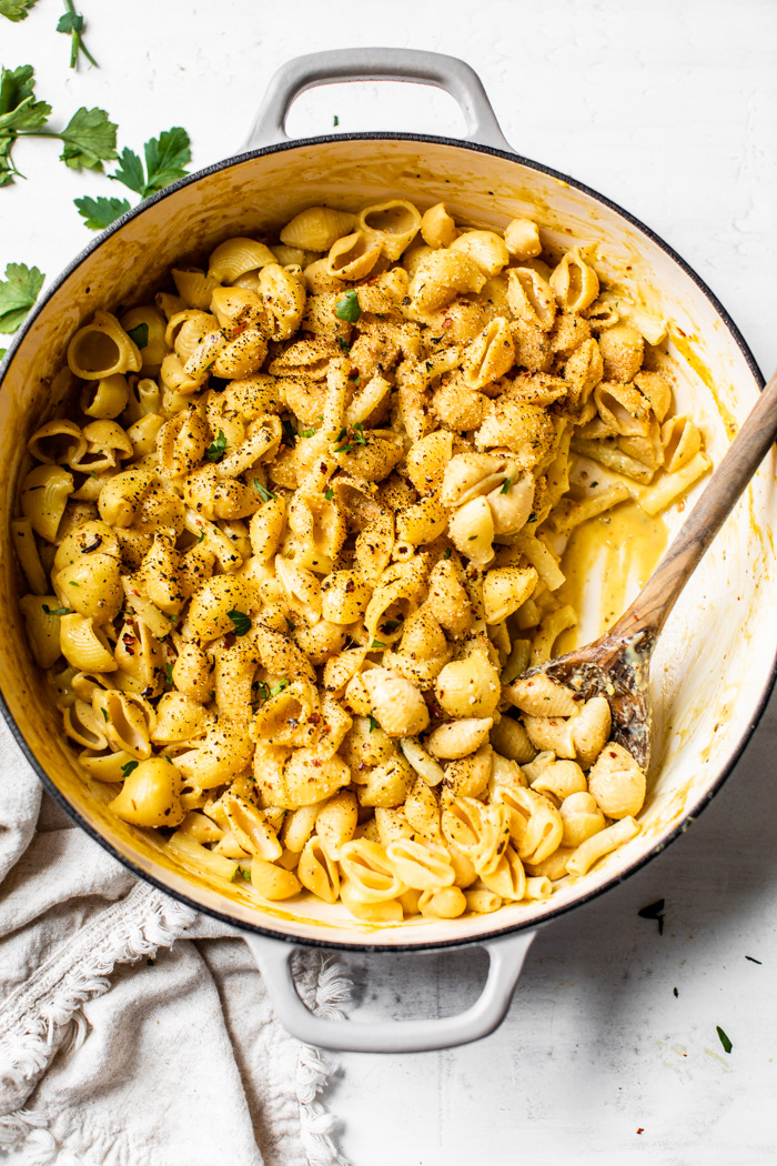 NEW: Creamy Vegan Mac and Cheese made in partnership with <a href="/Bernzomatic/">Bernzomatic</a> #TorchBearers #BernzomaticPartner thealmondeater.com/creamy-vegan-m…