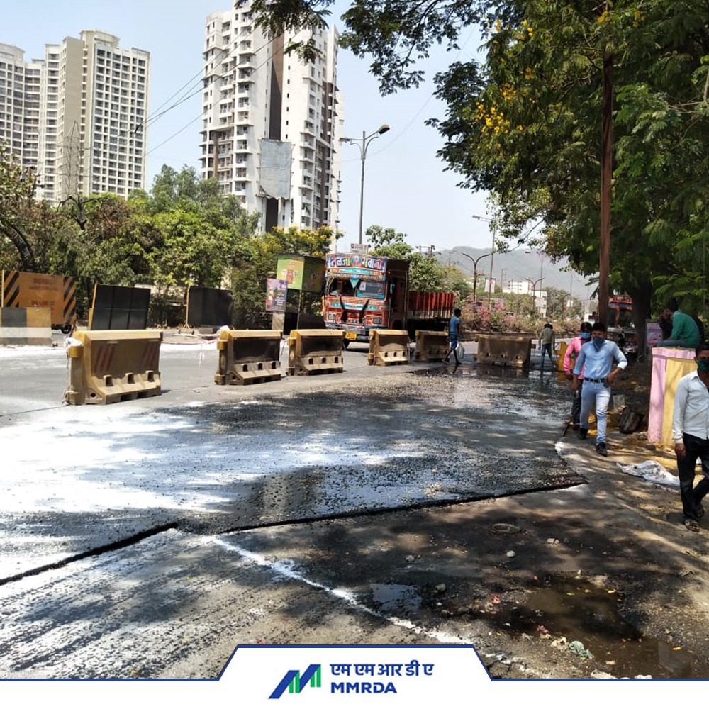 MMRDAOfficial's tweet photo. #MMRDACares
With extreme precaution, Mastic and PQC work has been initiated at the Shilphata area. Even in times like these, our committment to Mumbaikars is what keeps us going!!!
#stayhome #StayHomeStaySafe #ModernInfraMan https://t.co/2ukazGXomK