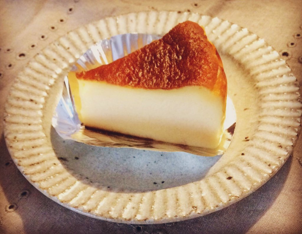 Twitter 上的 Minmin 同じく パティスリーレグレットさんの バスク風チーズケーキ 焦げ目のシワは今後の課題 とにかく なめらか濃厚 絶品です 水彩イラスト 水彩色鉛筆イラスト 食べ物イラスト おやつイラスト おやつスケッチ ケーキイラスト
