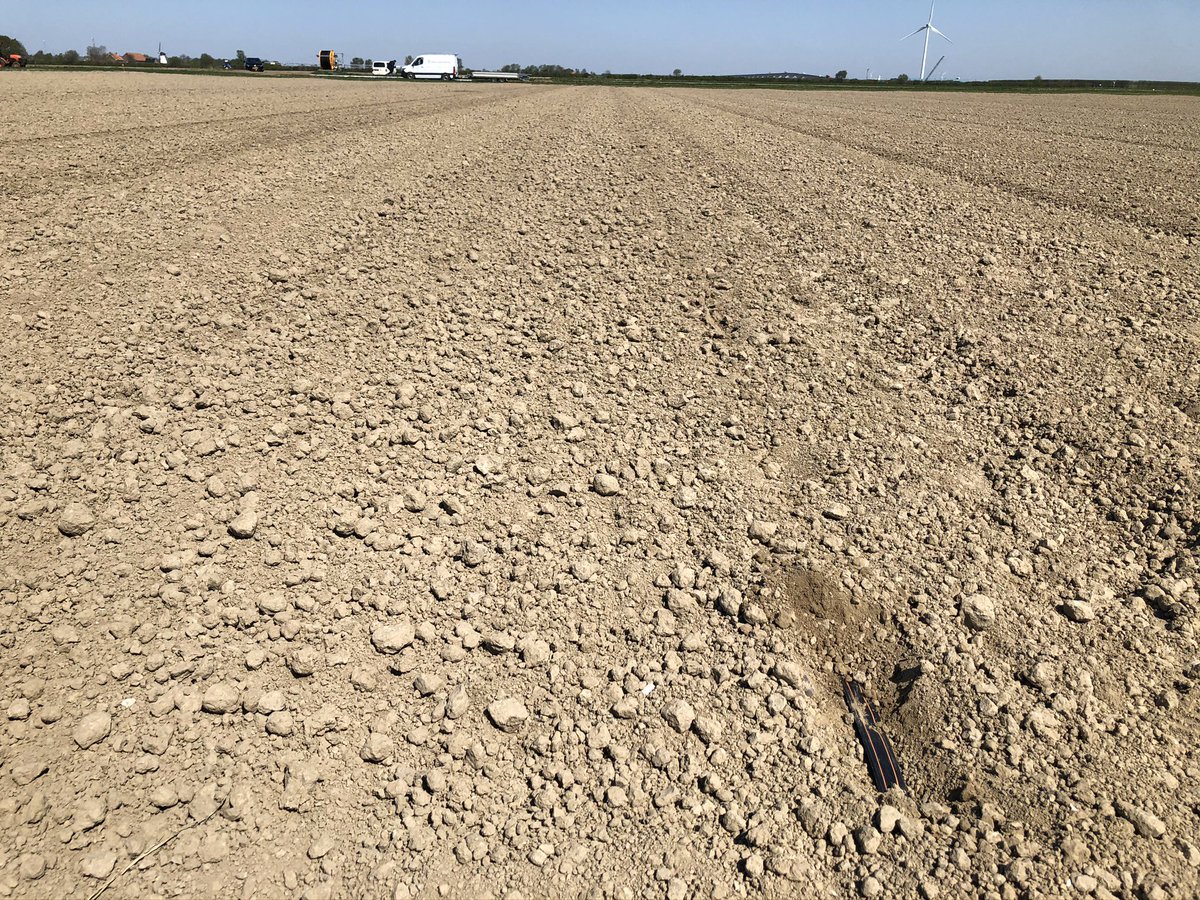 OnionToday's tweet photo. Drip tapes zijn in de grond gelegd voor het zaaien van de uien op de Rusthoeve. #beregening https://t.co/X1Ht6D8yGU