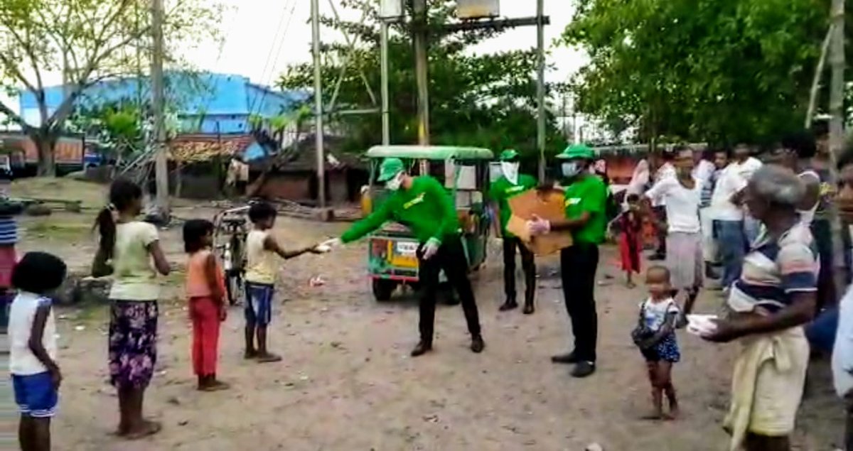 IndiaInfoMedia's tweet photo. Subway franchise partner, Devesh Sonthalia distributed 1000 food packets containing Subway sandwiches along with chips to the daily wage earners facing adversity due to the outbreak of COVID-19 pandemic in Durgapur, West Bengal. #SubwayCares https://t.co/r5Ro274sLA