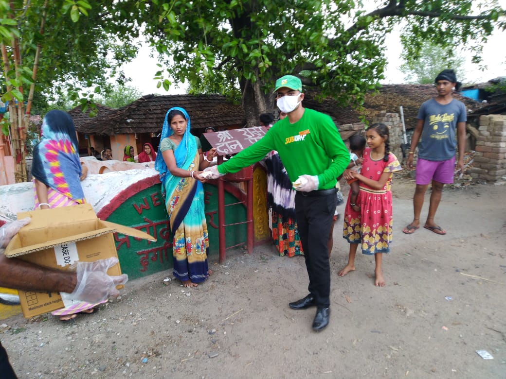 IndiaInfoMedia's tweet photo. Subway franchise partner, Devesh Sonthalia distributed 1000 food packets containing Subway sandwiches along with chips to the daily wage earners facing adversity due to the outbreak of COVID-19 pandemic in Durgapur, West Bengal. #SubwayCares https://t.co/r5Ro274sLA