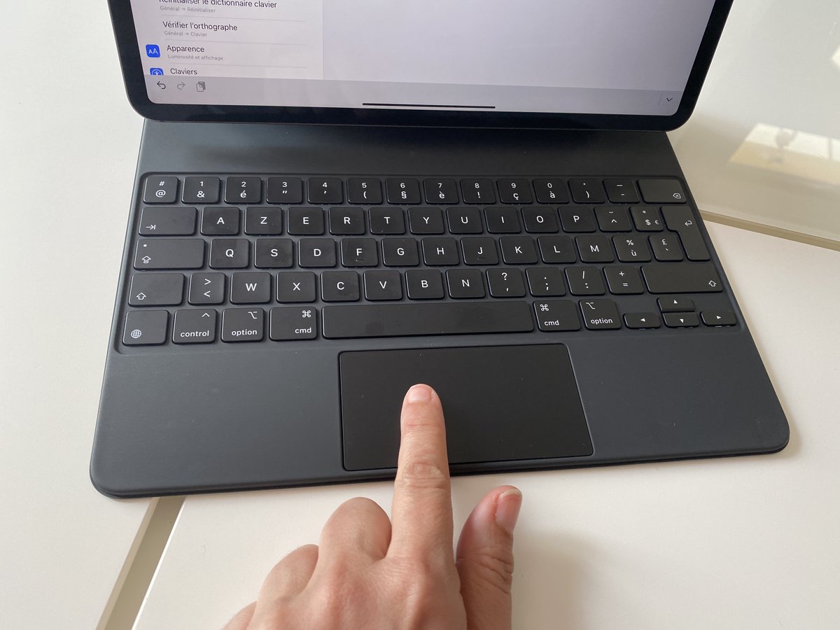Melinda_DS's tweet photo. Le #MagicKeyboard de l'#iPadPro est arrivé. Ca fait étrange d'avoir l'écran en lévitation. Premières impressions : il est un peu plus lourd, le clavier est plutôt agréable et le trackpad, c'est quand même top (ENFIN !!!). #TechLCI https://t.co/zrLgLFl548