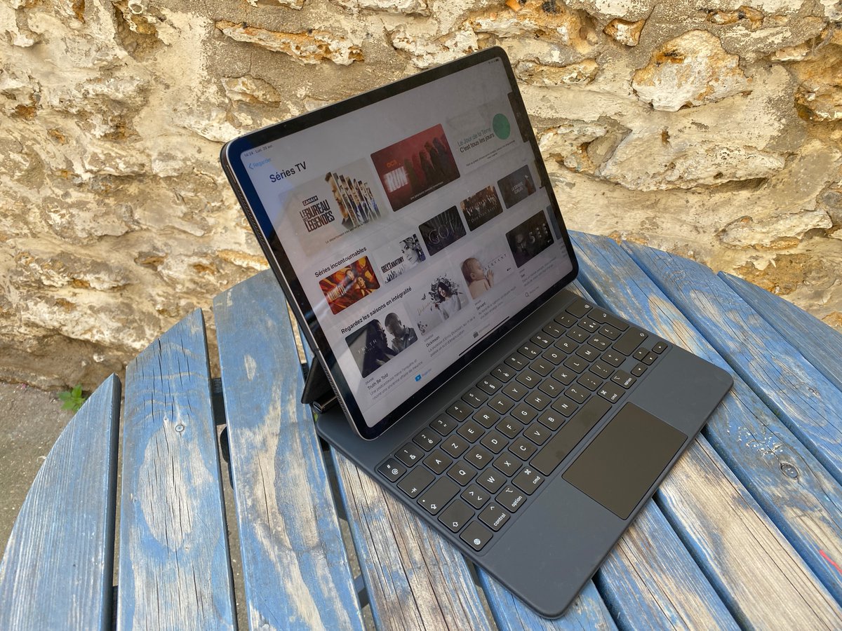 Melinda_DS's tweet photo. Le #MagicKeyboard de l'#iPadPro est arrivé. Ca fait étrange d'avoir l'écran en lévitation. Premières impressions : il est un peu plus lourd, le clavier est plutôt agréable et le trackpad, c'est quand même top (ENFIN !!!). #TechLCI https://t.co/zrLgLFl548
