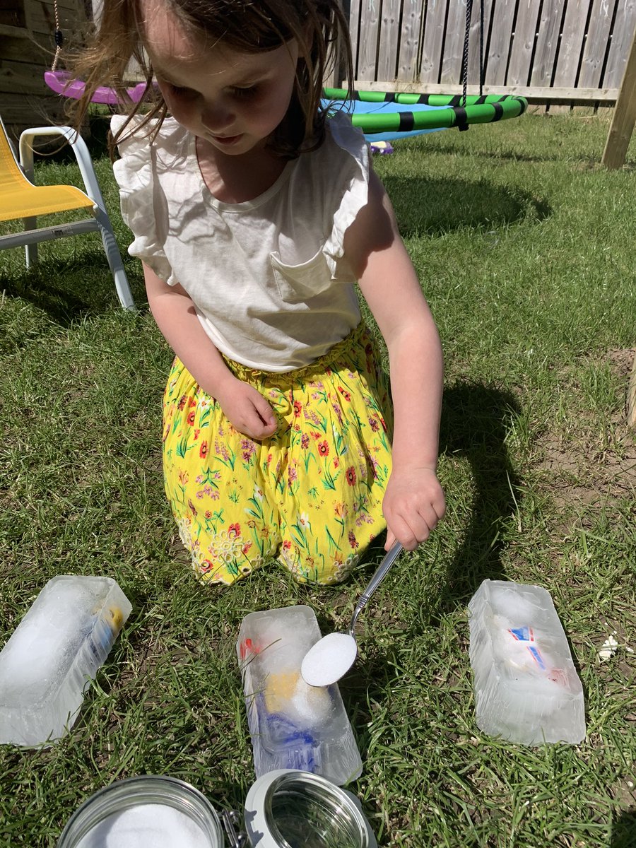 mrsmac_hl's tweet photo. ICE RESCUE👩🏽‍🔬❄️ We thought about how we could rescue the toys. We used salt, warm water and a spoon to try different methods and find out which is the quickest ❄️💫  @ScienceSparks @pstt_whyhow #ScienceFromHome https://t.co/jDAj7JU4Mb