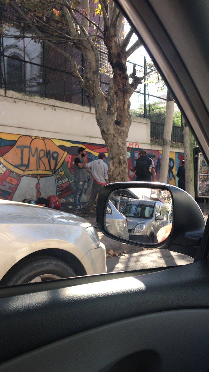 JFMartire's tweet photo. @luisnovaresio @radiolared los limpia vidrios ya fueron autorizados como actividad escencial? FALTAN CONTROLES. No se hace cuarentena https://t.co/3aIKYK5cSB