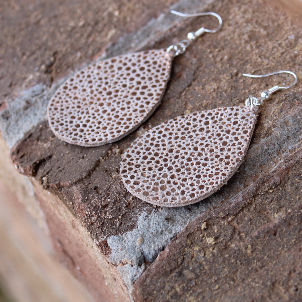 _SS_Creations's tweet image. Shimmering Rose Gold Genuine Leather Earrings tuppu.net/9a71973a #Etsy #SimplyShawCreations #LeafEarring