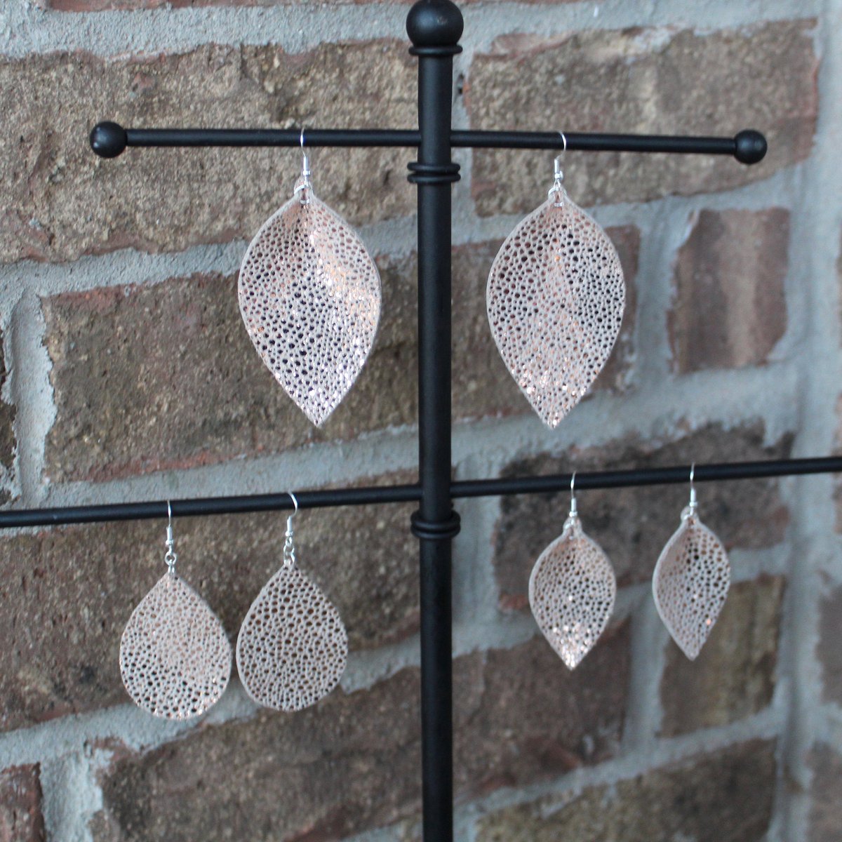 _SS_Creations's tweet image. Shimmering Rose Gold Genuine Leather Earrings tuppu.net/9a71973a #Etsy #SimplyShawCreations #LeafEarring