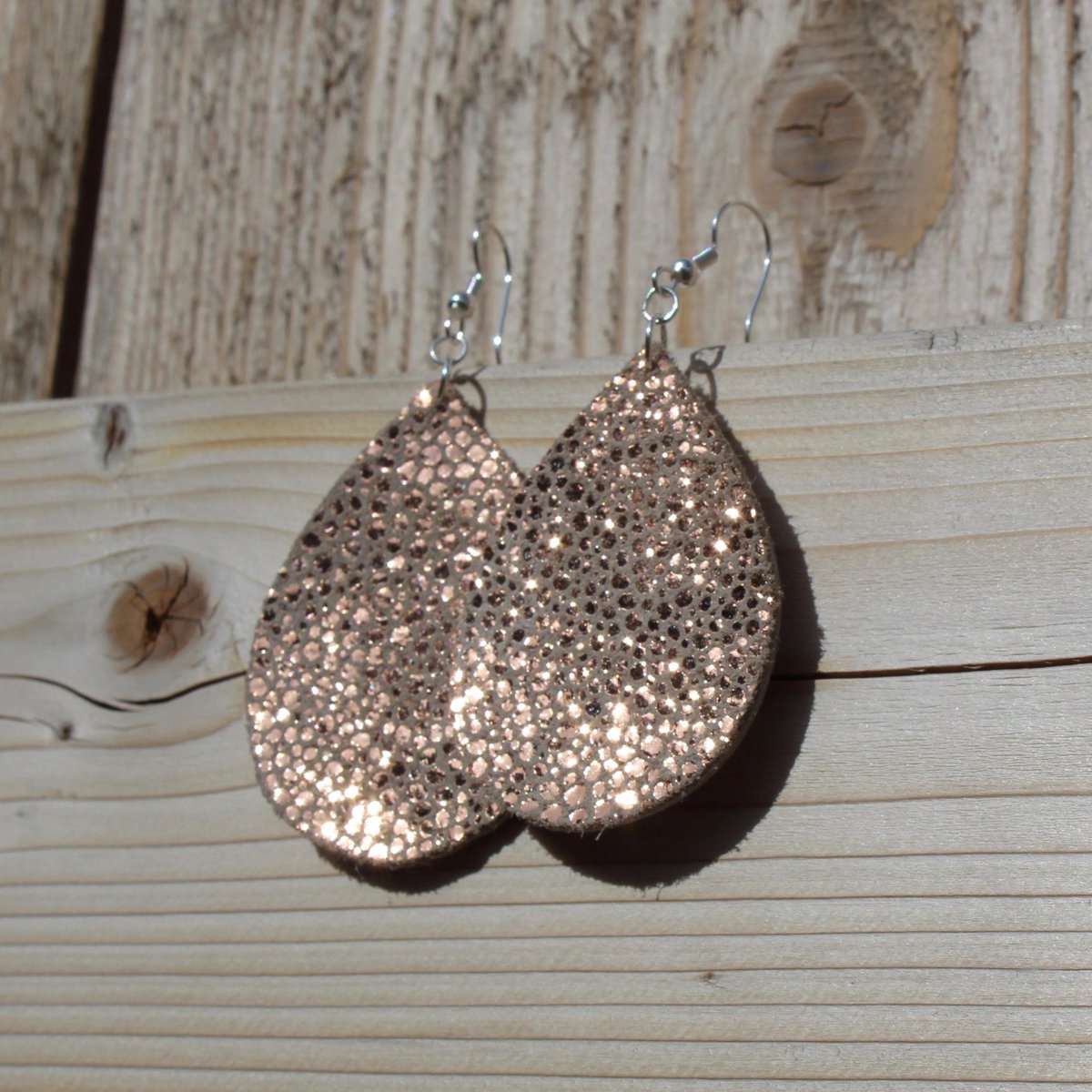 _SS_Creations's tweet image. Shimmering Rose Gold Genuine Leather Earrings tuppu.net/9a71973a #Etsy #SimplyShawCreations #LeafEarring