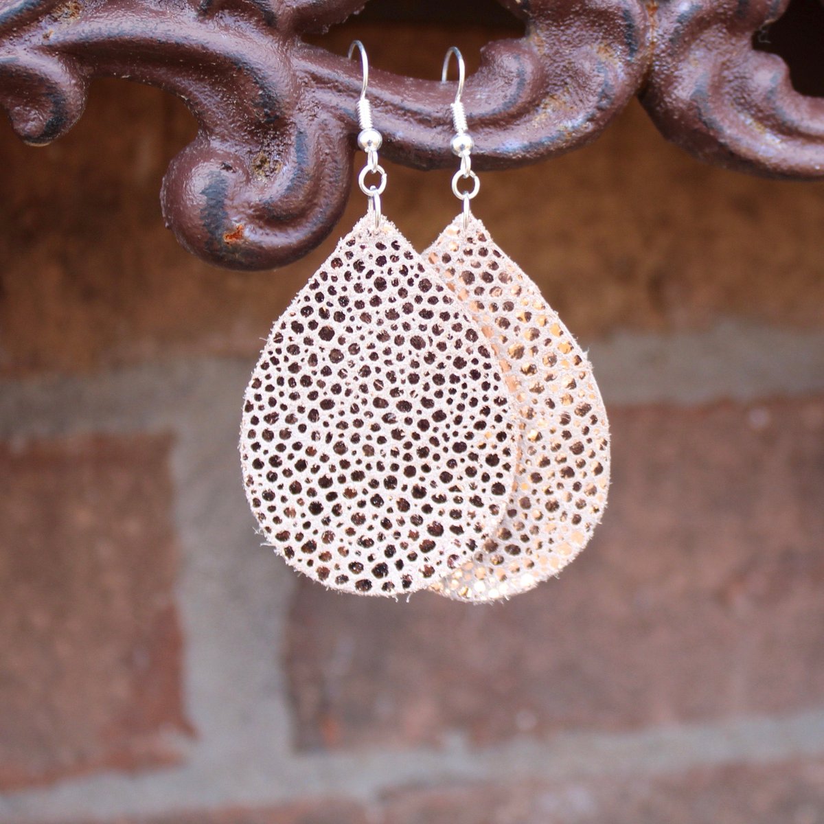 _SS_Creations's tweet image. Shimmering Rose Gold Genuine Leather Earrings tuppu.net/9a71973a #Etsy #SimplyShawCreations #LeafEarring