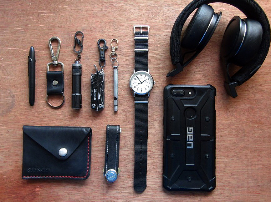 Keychain-sized tools and ready-for-anything gear elevate Jaclyn in the Phillipines' blacked-out office #EDC into a functional daily loadout.

everydaycarry.com/posts/38752/of…