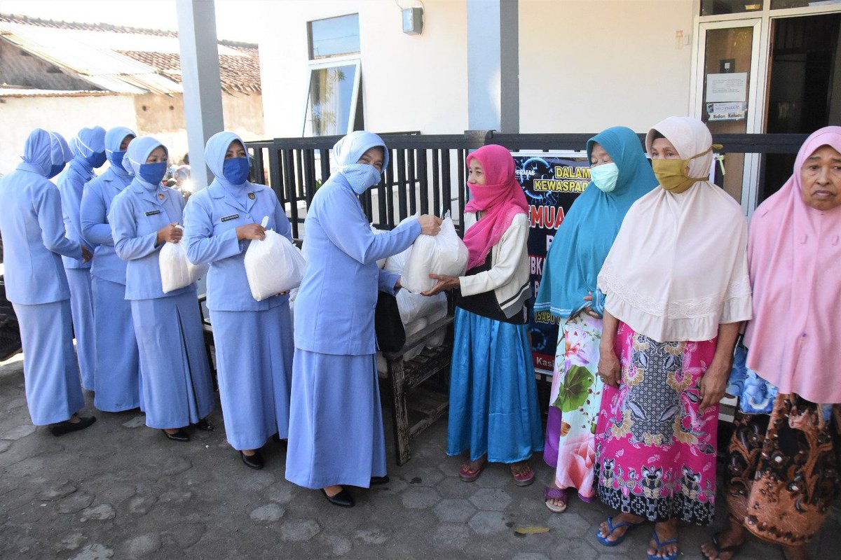 LanudZ's tweet photo. Bakti Sosial Pia Ardhya Garini Cabang 6/D.II Lanud Zam Dalam Rangka Peduli Covid-19 https://t.co/fgB0wMK5oU