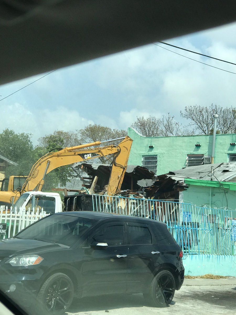 ErnieSierraMPD's tweet photo. As we go through this pandemic, we overcome all obstacles to ensure our City’s resources continue to provide services to our community! This house had been an eyesore in the #AllapattahNET for many years. Thanks to great team work, it’s now gone! @CityofMiami @MiamiPD https://t.co/ZjUk7Sdokv