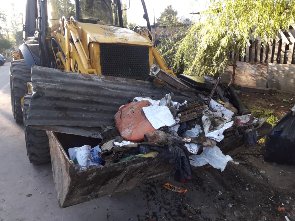 delegacionrinc1's tweet photo. 👷Es obligatorio que los vecinos tengan su propio cesto de residuos y de esta forma sacar los mismos como corresponde.
Recolección de residuos y montículos en B°Villa Liniers.
Para más información podés comunicarte al ☎️4512-4488/89/90.
¡Tu #CompromisoIndividual es fundamental https://t.co/JL33Vjo43y