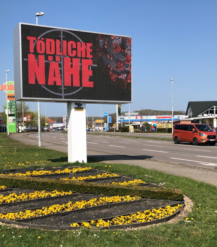 eastbrandmedia's tweet photo. "Tödliche Nähe - Distanz schützt Leben!" Unsere Botschaft zur Pandemie findet Ihr aktuell auf unseren digitalen Cityscreens, Plakatmedien und im Programm von Westsachsen-TV.  Bleibt gesund! #distanzschützt #Corona #comediaconcept #Aussenwerbung #cityscreen #dooh #eastbrand https://t.co/yqZnFUXE1x