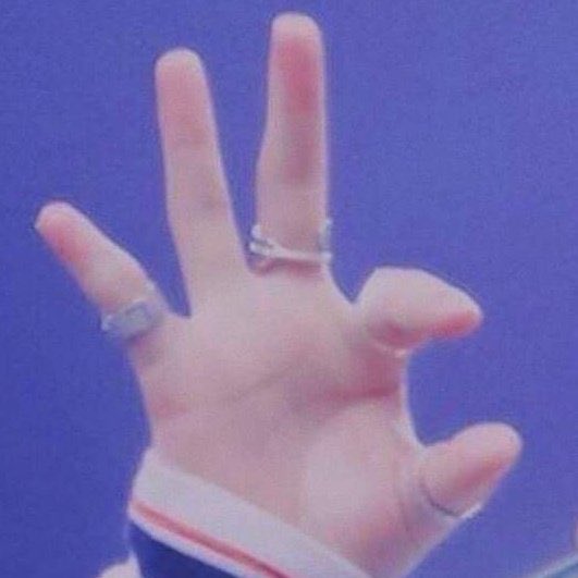 Jimin’s hands vs Jimin’s hands?????? — a thread