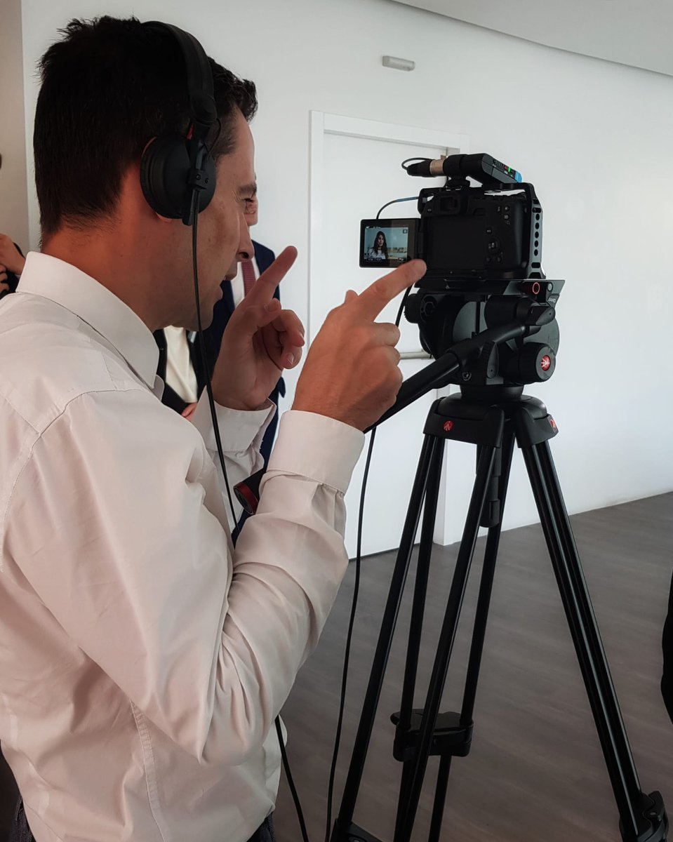 armonicafilm's tweet photo. Right or left? ๐๐ฝ๏ธ
#throwback #interviewtime #cameraman #eventvideo #eventfilming #interview #cameraoperator #director #armonicafilm #videoproduction #professionalvideo #pic #photo #picture #fun #funny #funtimes #onset #setlife #whichdirection #rightorleft #wheretogo https://t.co/pQF62x5Q5Z